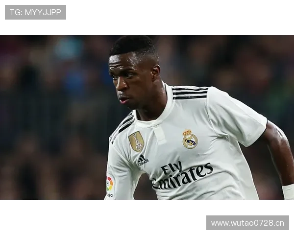 维尼修斯与登贝莱突破能力对比：技术特点与效率差距在哪