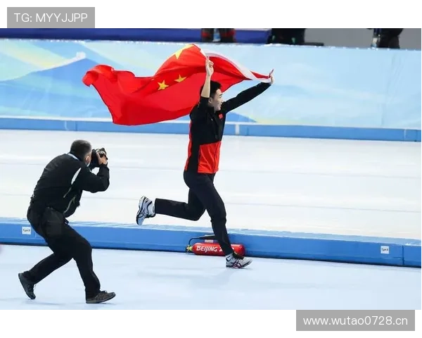 高亭宇训练完直接去吃火锅，教练在后面追着喊别放香油